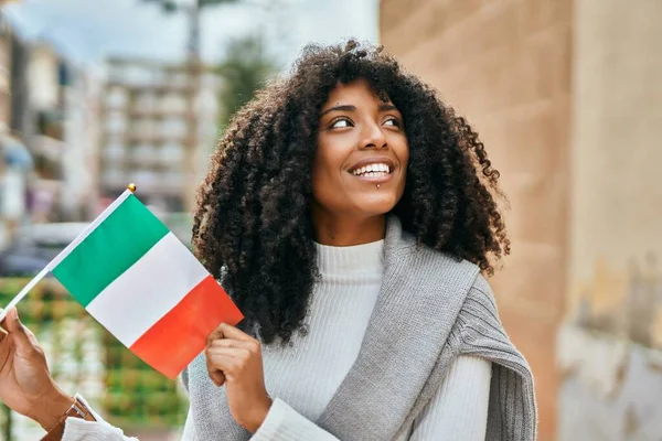 Jong Afrikaans Amerikaans Vrouw Glimlachen Gelukkig Vasthouden Italië Vlag Stad — Stockfoto