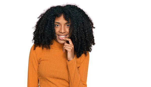 Mladá Afroameričanka Neformálním Oblečení Sebevědomě Usmívající Kameru Zkříženýma Rukama Rukou — Stock fotografie