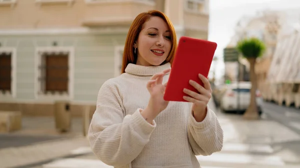 Junge Rothaarige Frau Lächelt Selbstbewusst Mit Touchpad Auf Der Straße — Stockfoto