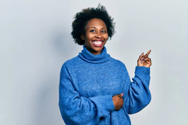 Jovem Afro Americana Vestindo Roupas Casuais Sorrindo Feliz Apontando Com — Fotografia de Stock