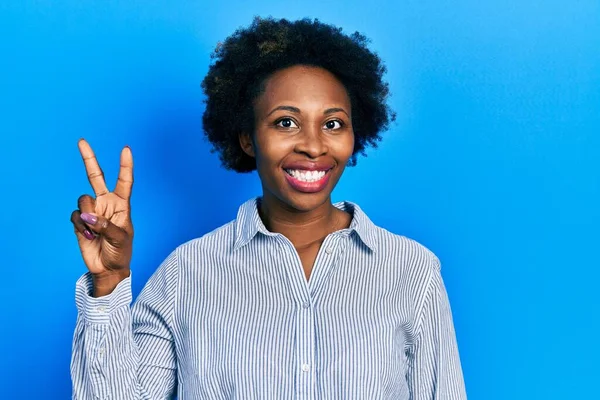 Ung Afrikansk Amerikansk Kvinna Bär Casual Kläder Visar Och Pekar — Stockfoto