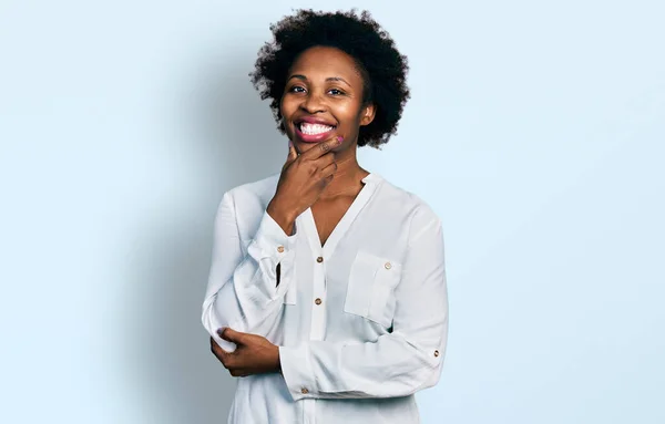 Αφροαμερικανή Γυναίκα Αφρο Μαλλιά Φορώντας Casual Λευκό Shirt Αναζητούν Αυτοπεποίθηση — Φωτογραφία Αρχείου