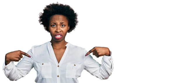 アフリカ系アメリカ人の女性は アフロの髪を指で指差している 疑わしい概念 — ストック写真