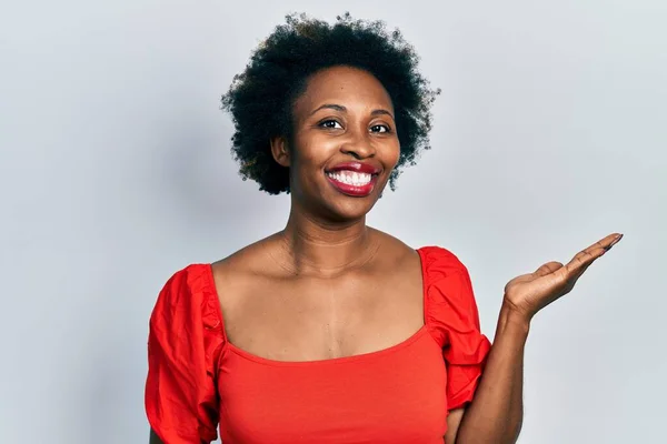Νεαρή Αφροαμερικανή Γυναίκα Που Φοράει Καθημερινά Ρούχα Χαμογελώντας Χαρούμενα Παρουσιάζοντας — Φωτογραφία Αρχείου