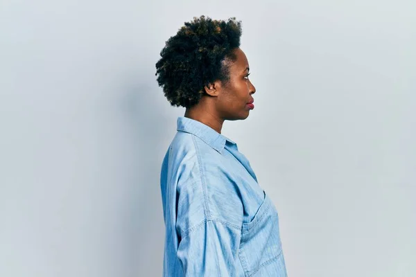 Mujer Afroamericana Joven Con Ropa Casual Mirando Hacia Lado Pose —  Fotos de Stock