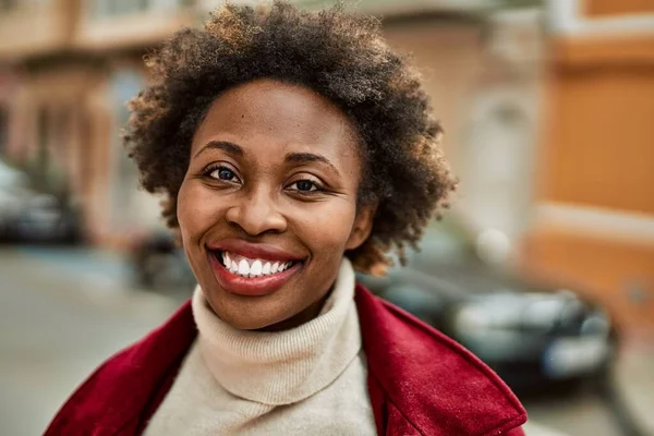 Vackra Affärer Afrikansk Amerikansk Kvinna Med Afro Hår Ler Glad — Stockfoto