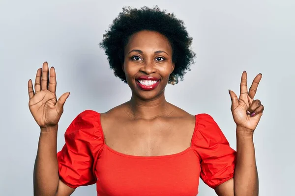 Молодая Африканская Американка Повседневной Одежде Показывает Показывает Пальцами Номер Восемь — стоковое фото