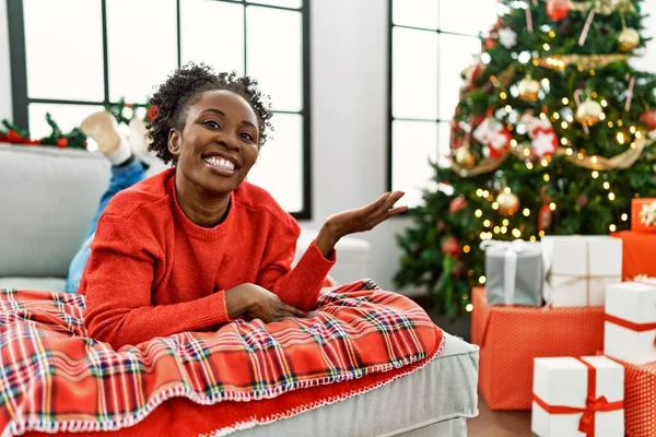 Jovem Afro Americana Deitada Sofá Pela Árvore Natal Sorrindo Alegre — Fotografia de Stock