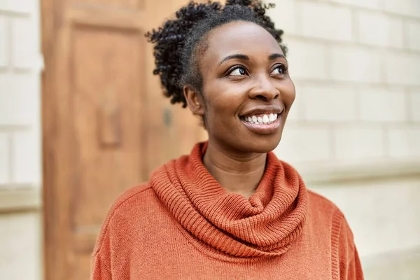 Jovem Menina Afro Americana Sorrindo Feliz Cidade — Fotografia de Stock