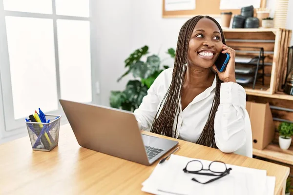 Молода Афроамериканська Комерсантка Посміхається Коли Розмовляє Смартфоні Офісі — стокове фото