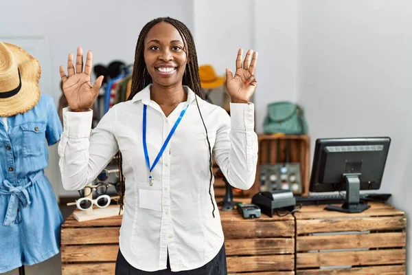 Black Woman Braids Working Manager Retail Boutique Showing Pointing Fingers — Stockfoto
