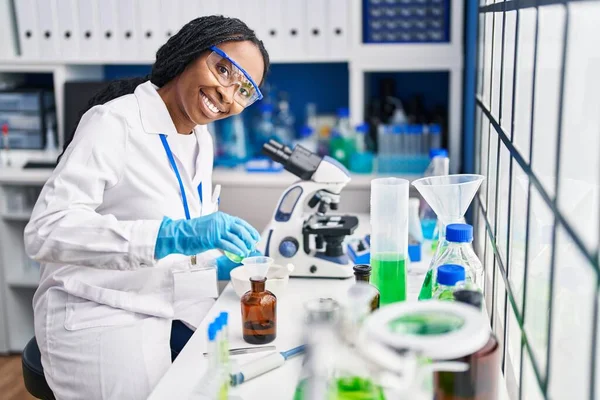 African American Woman Wearing Scientist Uniform Pouring Liquid Bottle Laboratory — ストック写真