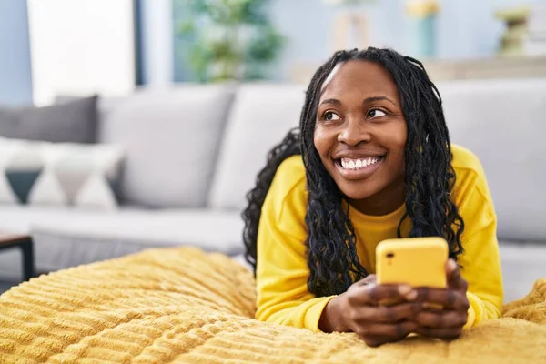 Femme Afro Américaine Utilisant Smartphone Couché Sur Canapé Maison — Photo