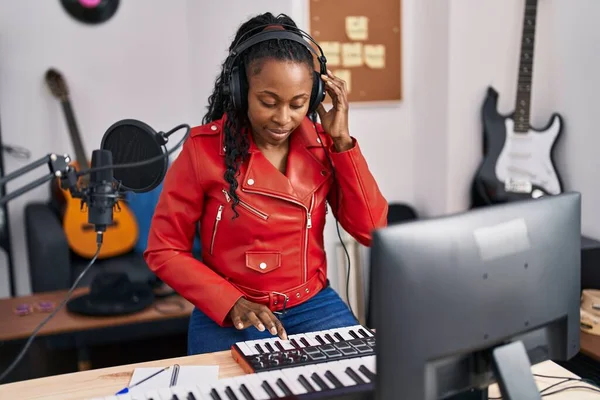 African American Woman Musician Playing Piano Keyboard Music Studio — Photo