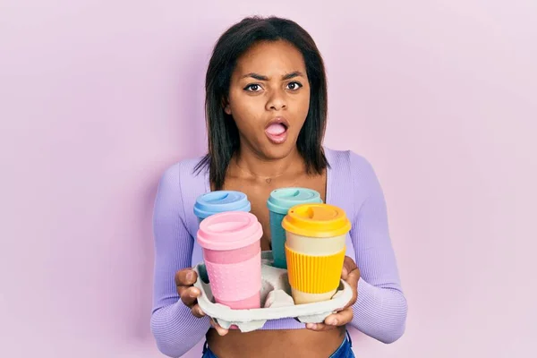 Young African American Girl Holding Tray Take Away Coffee Shock — Stock Photo, Image