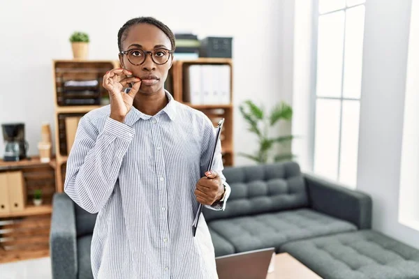 African Woman Working Psychology Clinic Mouth Lips Shut Zip Fingers —  Fotos de Stock