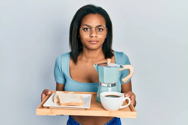 Młoda Afrykańska Dziewczyna Trzyma Tacę Śniadaniem Jedzenie Sceptyczne Nerwowe Marszczenie — Zdjęcie stockowe