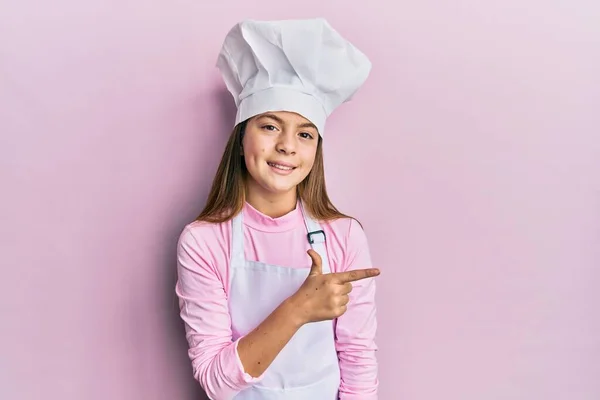 Vacker Brunett Liten Flicka Bär Professionell Kock Förkläde Och Hatt — Stockfoto