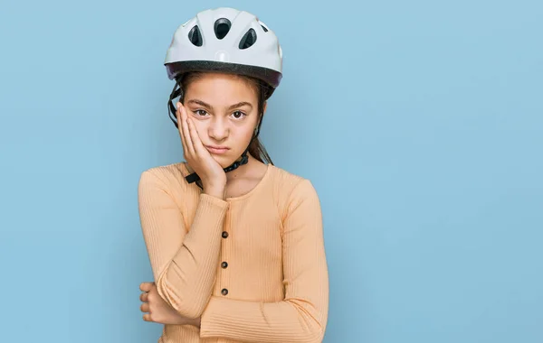 Menina Morena Bonita Usando Capacete Bicicleta Pensando Que Parece Cansado — Fotografia de Stock