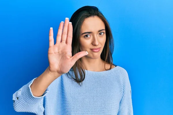 Ung Latinamerikansk Tjej Vardagskläder Slutar Sjunga Med Handflatan Varningsuttryck Med — Stockfoto