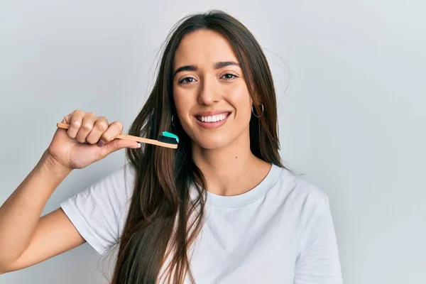 Menina Hispânica Jovem Segurando Escova Dentes Com Pasta Dentes Olhando — Fotografia de Stock