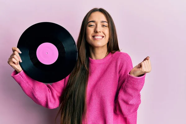 Jong Hispanic Meisje Holding Vinyl Disc Schreeuwen Trots Vieren Overwinning — Stockfoto