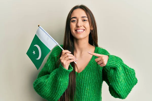 Jong Hispanic Meisje Houden Pakistan Vlag Glimlachen Gelukkig Wijzend Met — Stockfoto