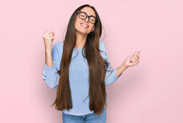 Fiatal Spanyol Lány Visel Alkalmi Ruhák Szemüveg Nagyon Boldog Izgatott — Stock Fotó