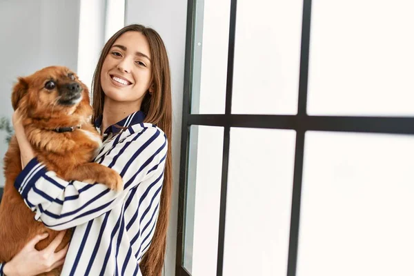 Jovem Hispânica Sorrindo Cão Abraçando Confiante Casa — Fotografia de Stock