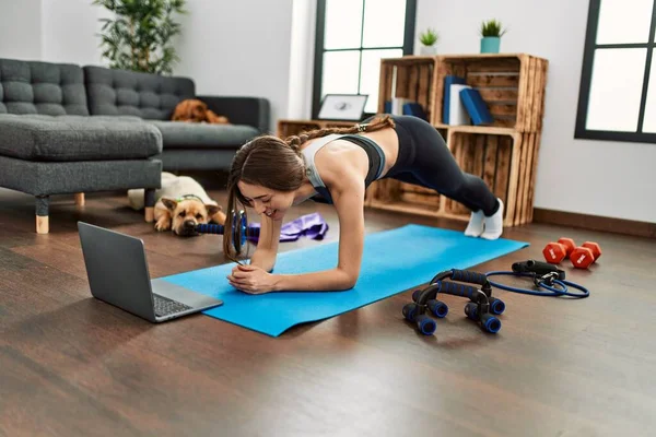 Young Hispanic Woman Smiling Confident Having Online Abs Exercise Class — ストック写真