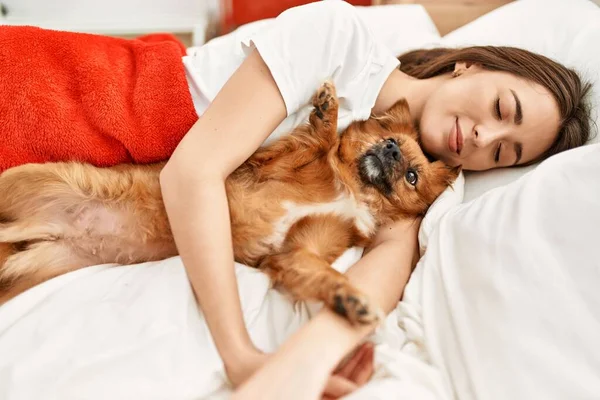 Young Hispanic Woman Sleeping Hugging Dog Lying Bed Bedroom — Stock Photo, Image