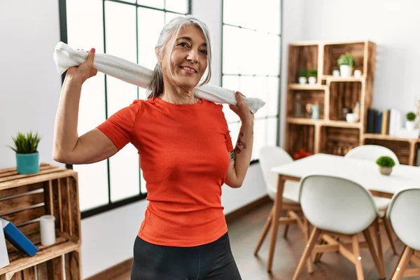 Middelbare Leeftijd Grijsharige Vrouw Glimlachend Zelfverzekerd Thuis Staan — Stockfoto