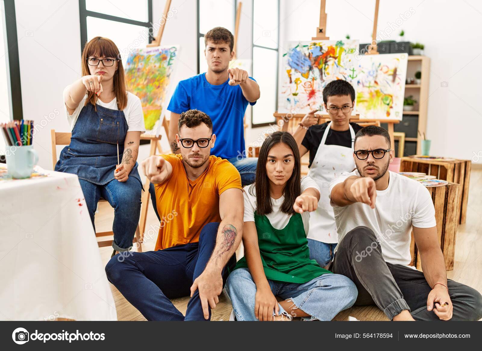Grupo Pessoas Sentadas Estúdio Arte Apontando Com Dedo Para Câmera — Foto ©  Krakenimages.com #564178594, image size:1600x1167