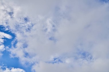 Güneşli bir günde bulutlu güzel mavi gökyüzü
