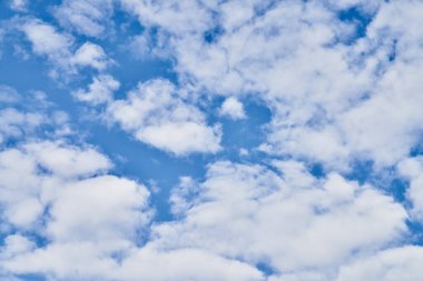 Güneşli bir günde bulutlu güzel mavi gökyüzü