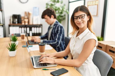 Ofiste çalışırken gülümseyen iki iş adamı..