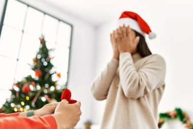 Genç İspanyol çift Noel 'i evlilik teklifiyle evde nişan yüzüğü tutarak kutluyor..