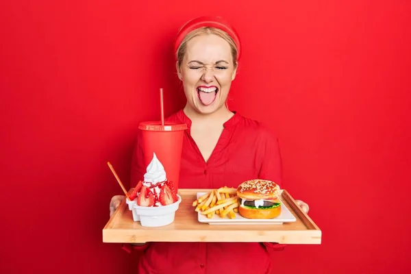 Junge Blonde Frau Die Einen Leckeren Klassischen Burger Mit Pommes — Stockfoto