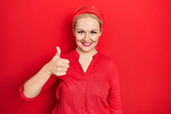 Jonge Blonde Vrouw Draagt Casual Rood Shirt Glimlachen Gelukkig Positief — Stockfoto