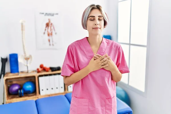 Jovem Enfermeira Que Trabalha Clínica Recuperação Dor Sorrindo Com Mãos — Fotografia de Stock