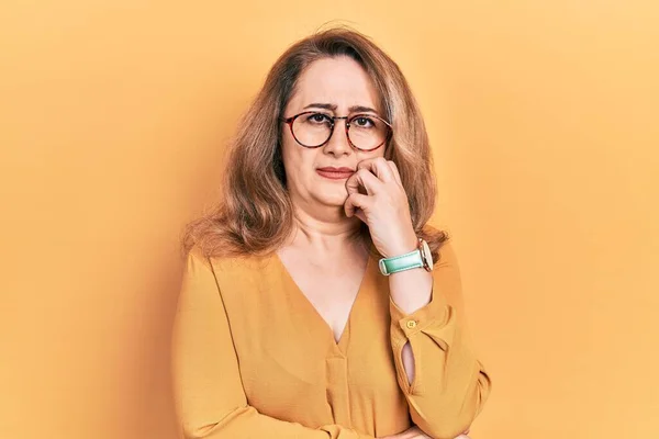 Mujer Caucásica Mediana Edad Que Usa Ropa Casual Gafas Que — Foto de Stock