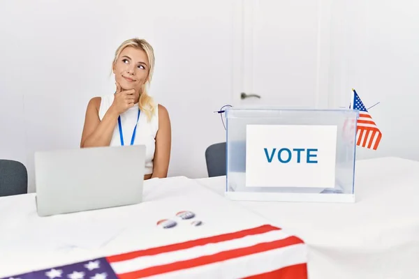 Ung Kaukasisk Kvinna Vid Amerikanska Politiska Valkampanjen Med Handen Hakan — Stockfoto