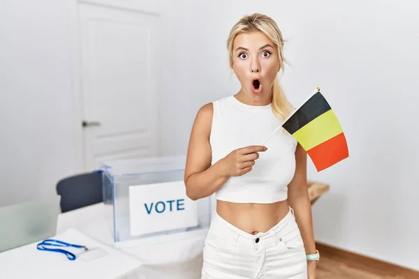 Молодая Кавказская Женщина Выборах Политическую Кампанию Держа Бельгийский Флаг Испуганным — стоковое фото