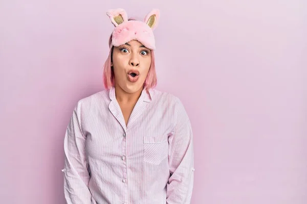 Mujer Hispana Con Cabello Rosa Con Máscara Sueño Pijama Asustada — Foto de Stock