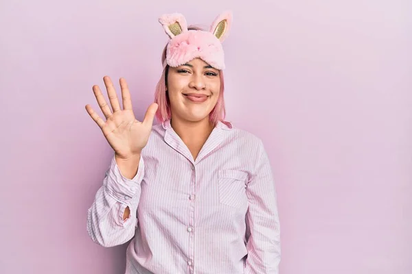 Mujer Hispana Con Cabello Rosa Con Máscara Dormir Pijama Mostrando — Foto de Stock