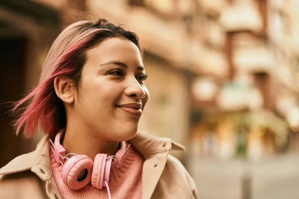 Ung Latinamerikansk Flicka Ler Glad Med Hörlurar Stan — Stockfoto