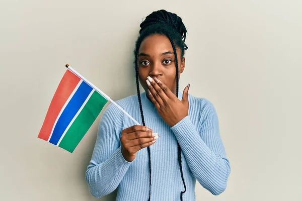 Afro Amerikaanse Vrouw Met Gevlochten Haar Met Gambiaanse Vlag Die — Stockfoto