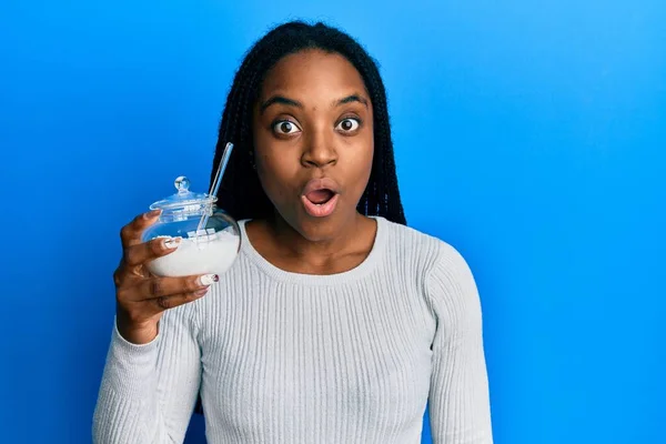 Afro Amerikaanse Vrouw Met Gevlochten Haar Holding Bowl Van Suiker — Stockfoto