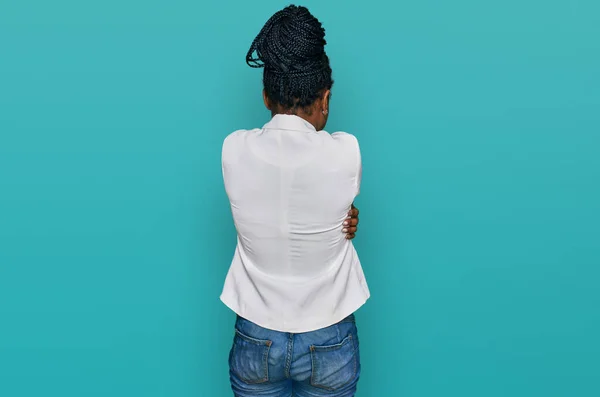 Ung Afrikansk Amerikansk Kvinna Bär Affärskläder Kramar Sig Glad Och — Stockfoto