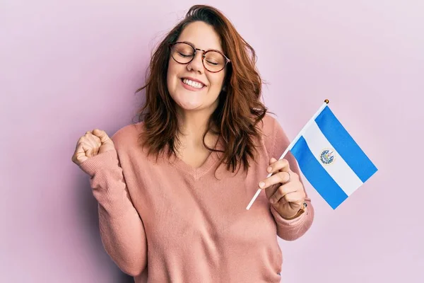 Νεαρή Λευκή Γυναίκα Που Κρατά Σημαία Του Σαλβαδόρ Ουρλιάζοντας Περήφανη — Φωτογραφία Αρχείου